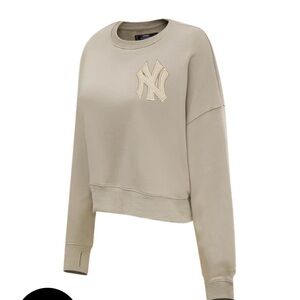 Neutral NY Yankees Sweatshirt (Women) new with tags